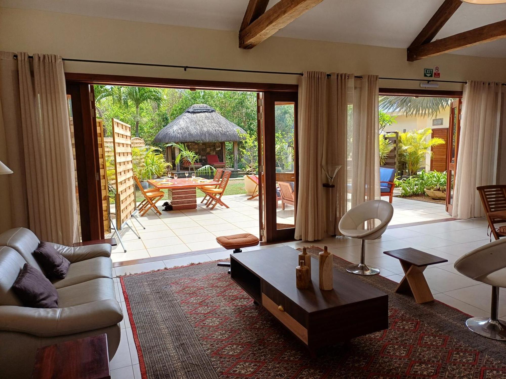 Charming Tropical Pool & Garden Calodyne